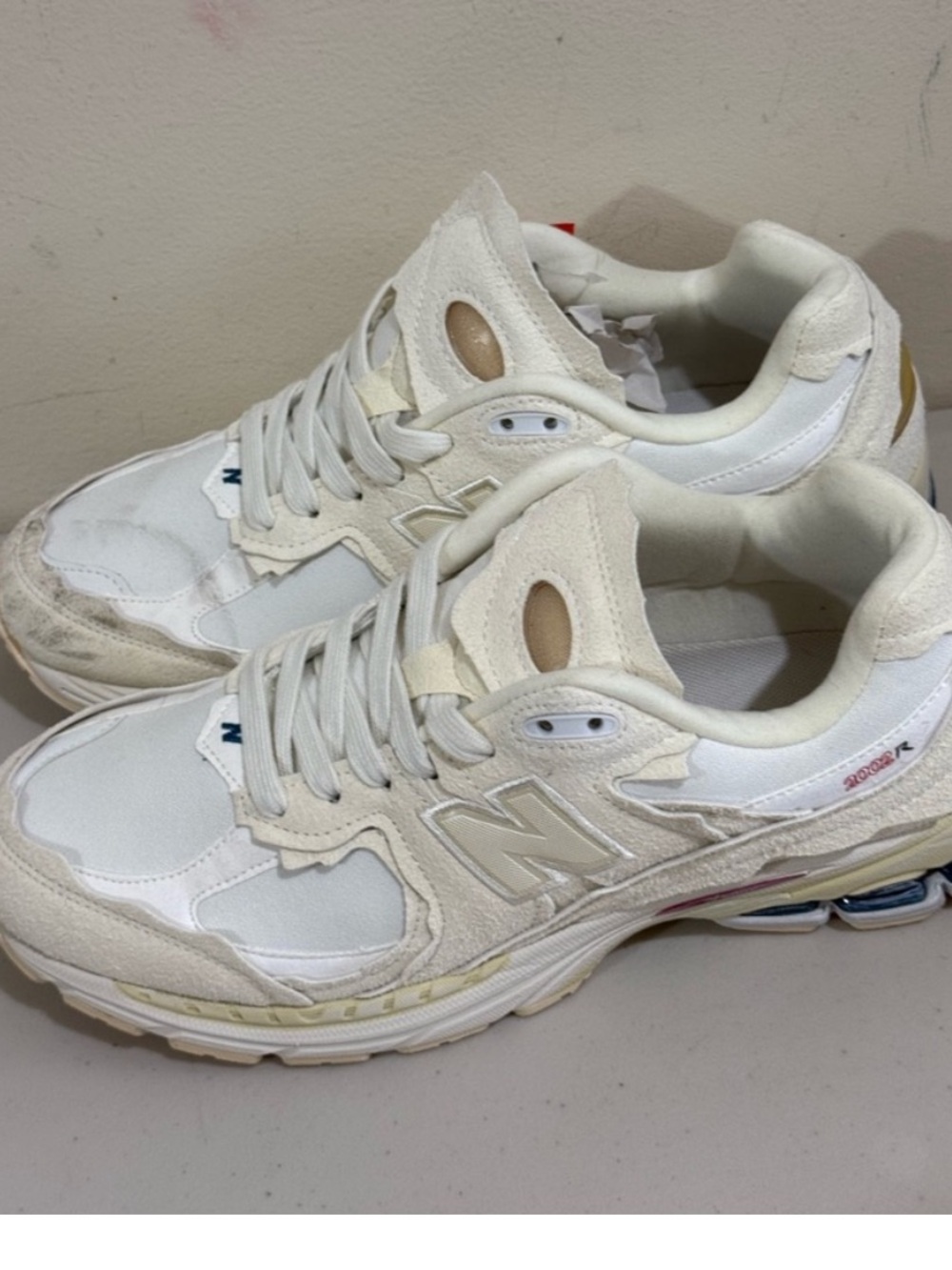New Balance Men's White Cream Sneakers with Blue Accent